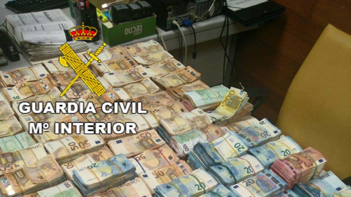Imagen del dinero intervenido en la operación de la Guardia Civil.