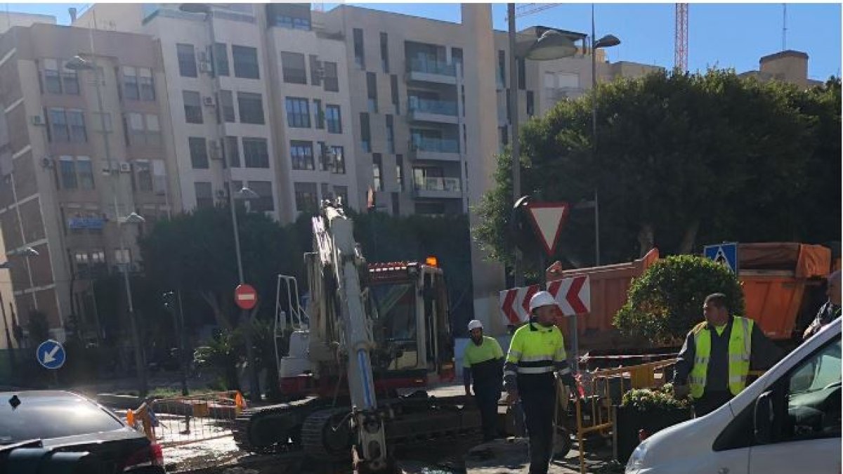 Tubería rota en la Rambla.