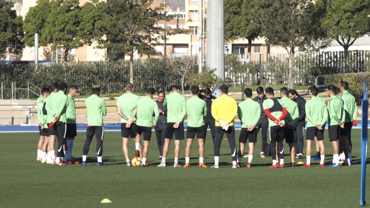 Fran Fernández hablando con los futbolistas.