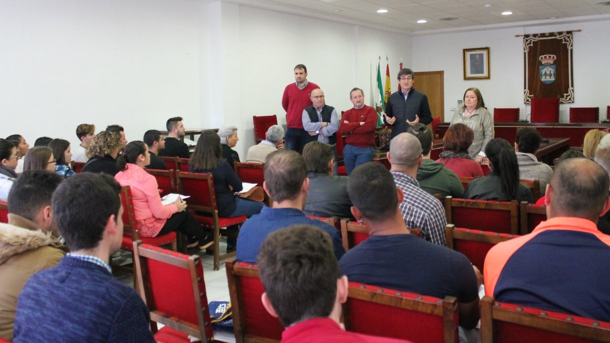 Recepción a los participantes en los planes de empleo en Adra.