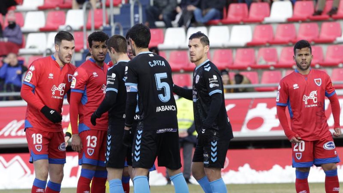 Gus Ledes y Derik Osede debutaron con el Numancia ante el Lugo.