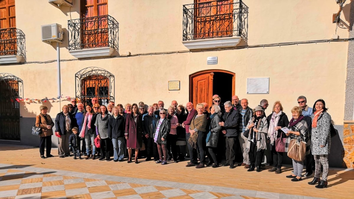 El alcalde con vecinos ingleses que asistieron a la inauguración de la Biblioteca Inglesa.