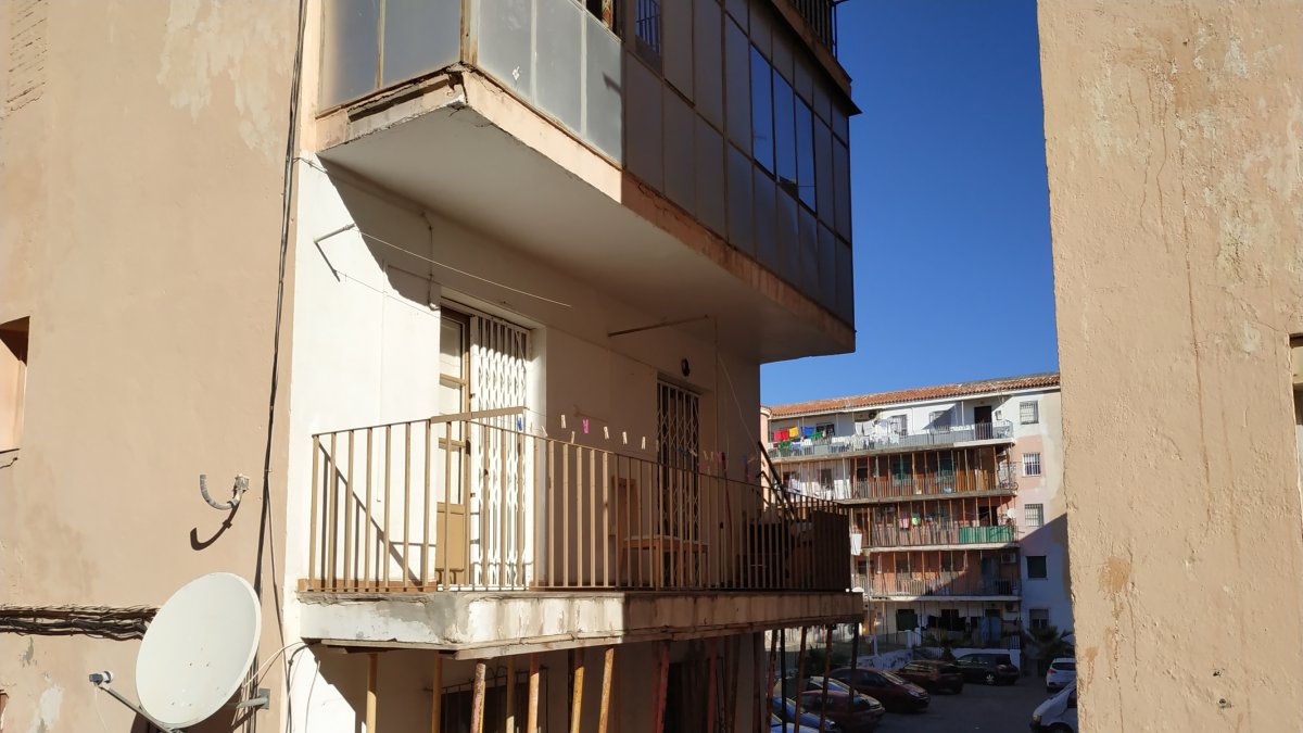 Imagen del edificio de ‘El Patio’ lleno de puntales dos años después.