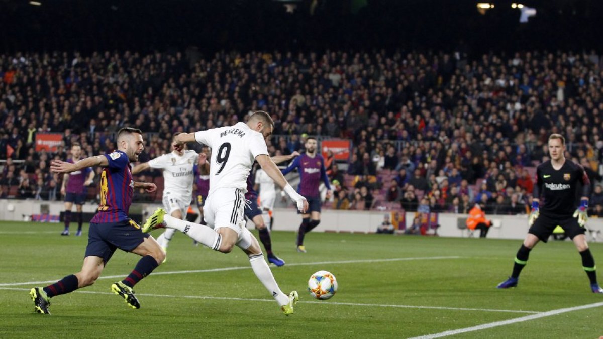 Benzema asistiendo a Lucas en el 0-1 del Madrid.