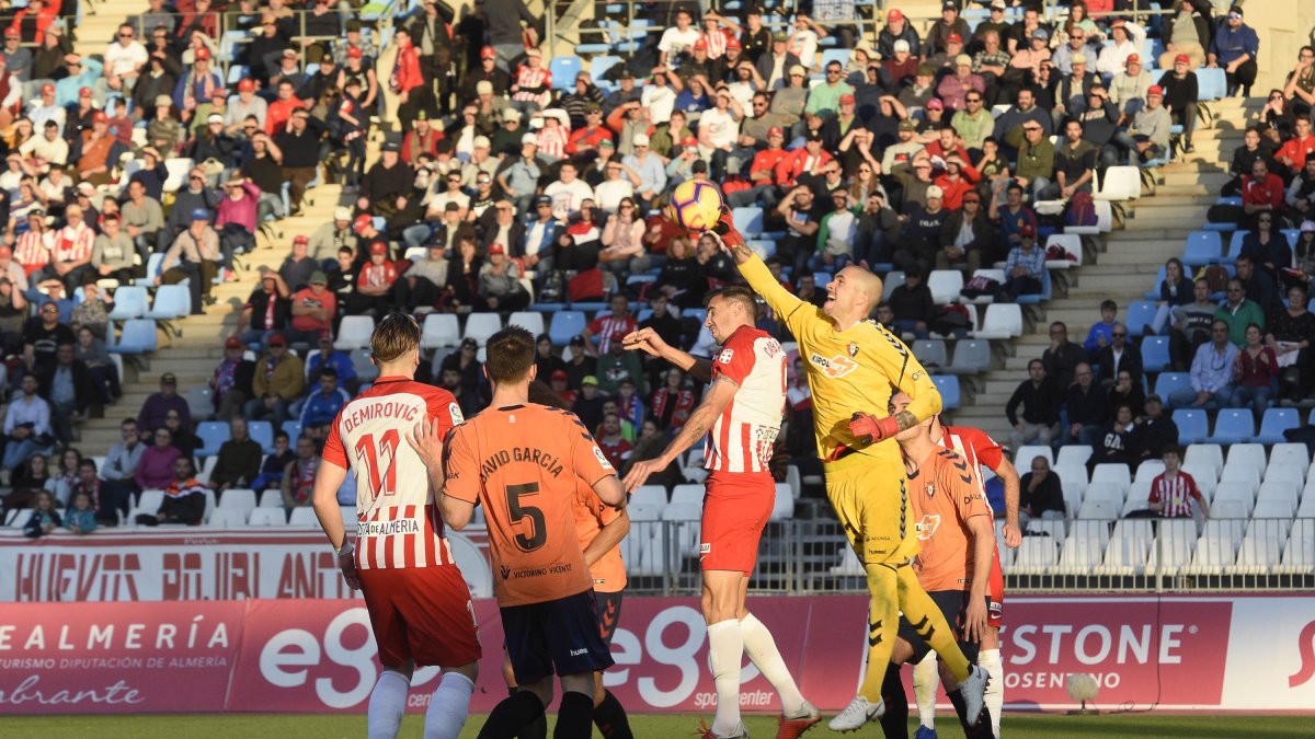Demirovic y Caballero ayudaron a Álvaro a hacer gol ante Osasuna.