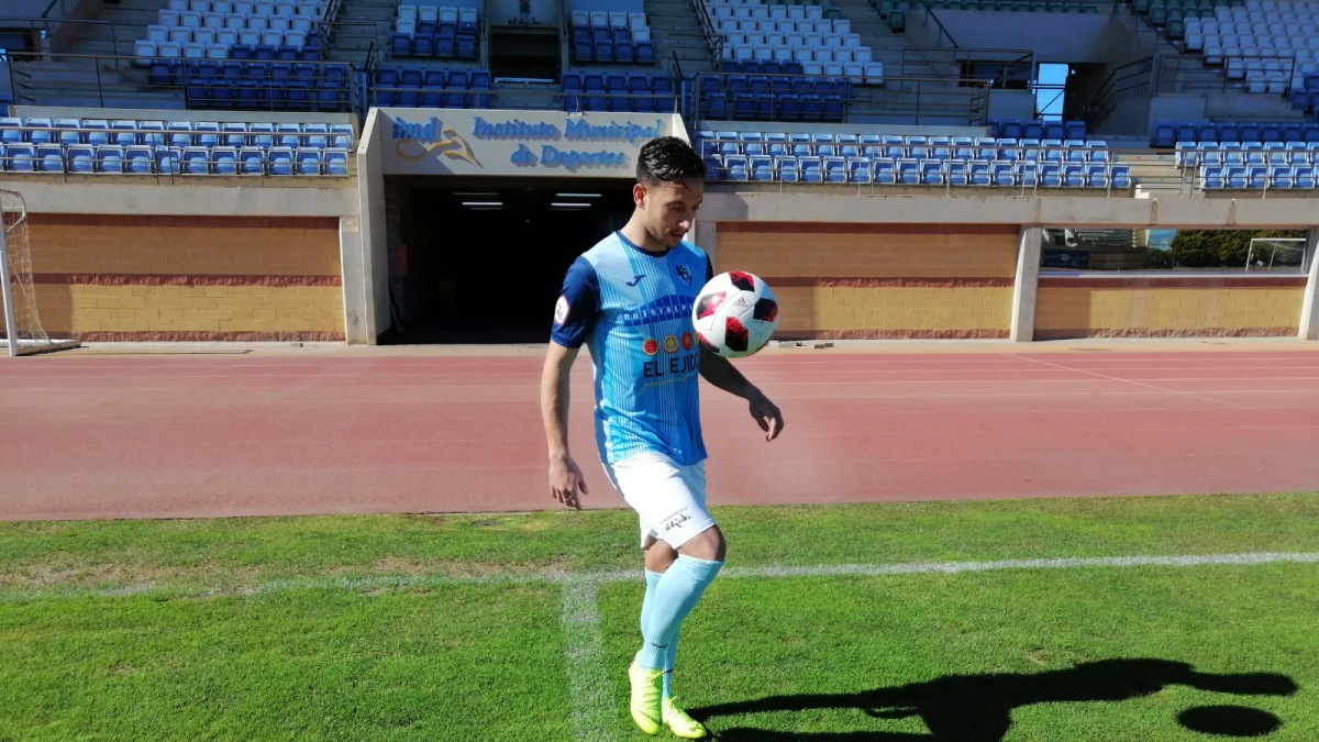 El delantero celeste en el césped de Santo Domingo.