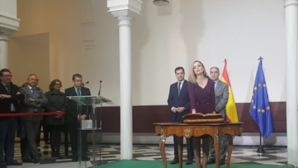 Maribel Sánchez jura el cargo.
