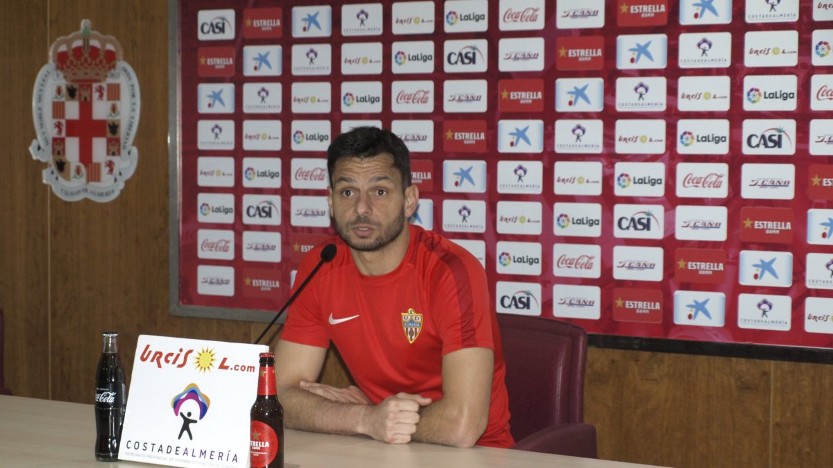 René Román en rueda de prensa.