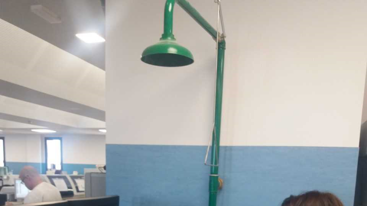 Una de las duchas de emergencia, colocada encima de un ordenador.