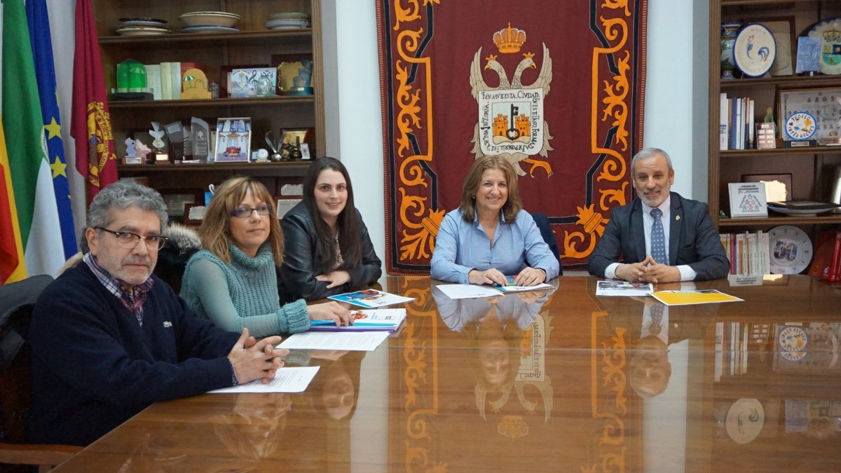Responsables en el acto de presentación en Vera de ‘OS’.