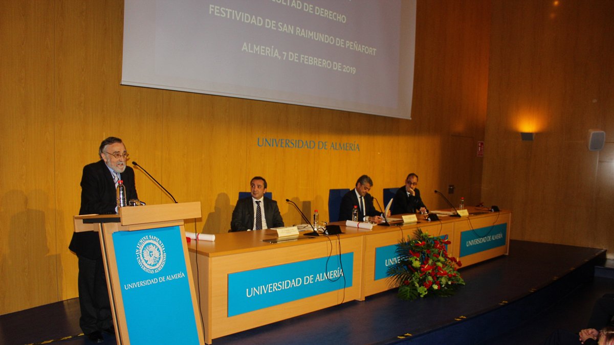 Pedro Resina, Medalla de Oro; Javier López, conferenciante; Carmelo Rodríguez, rector; y Luis Gómez, decano.