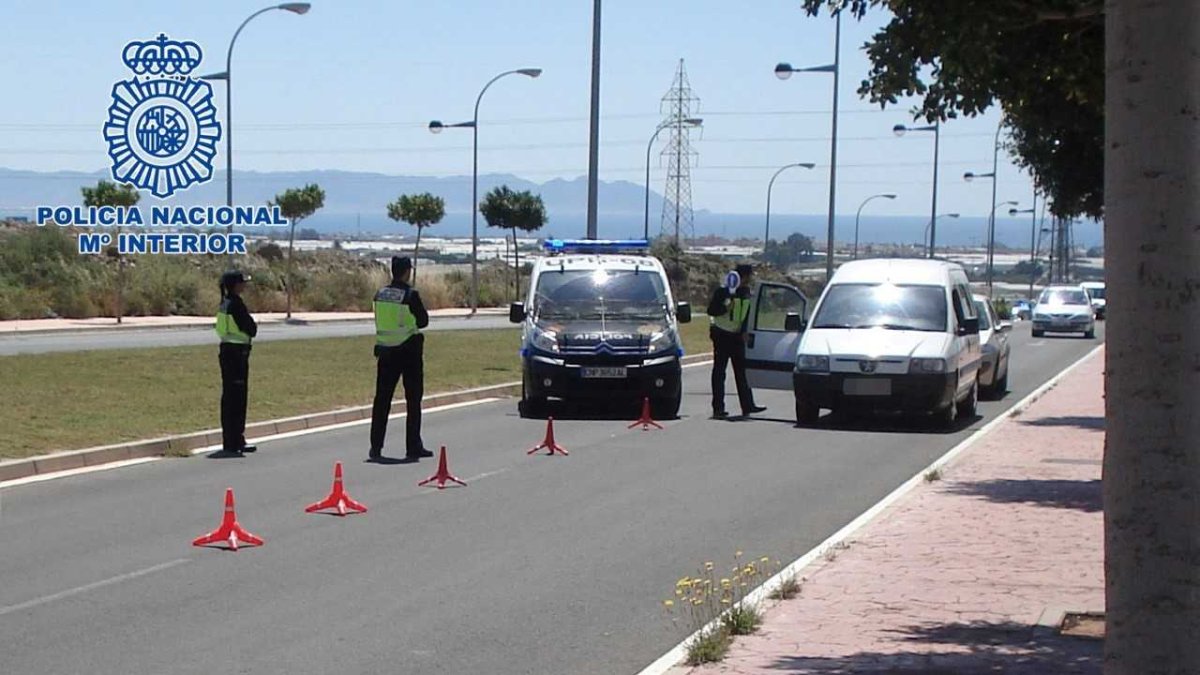 La Policía Nacional ha detenido a cuatro personas con droga.
