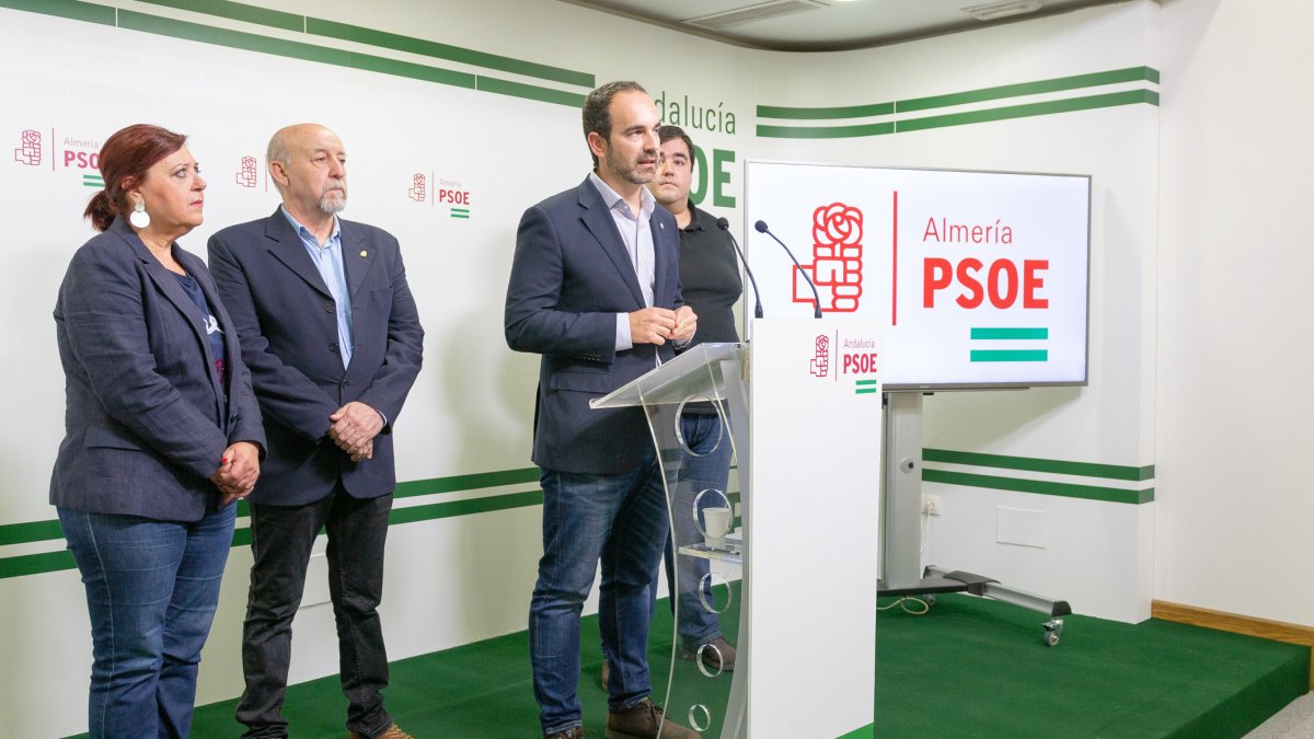El portavoz del PSOE de Carboneras en rueda de prensa.