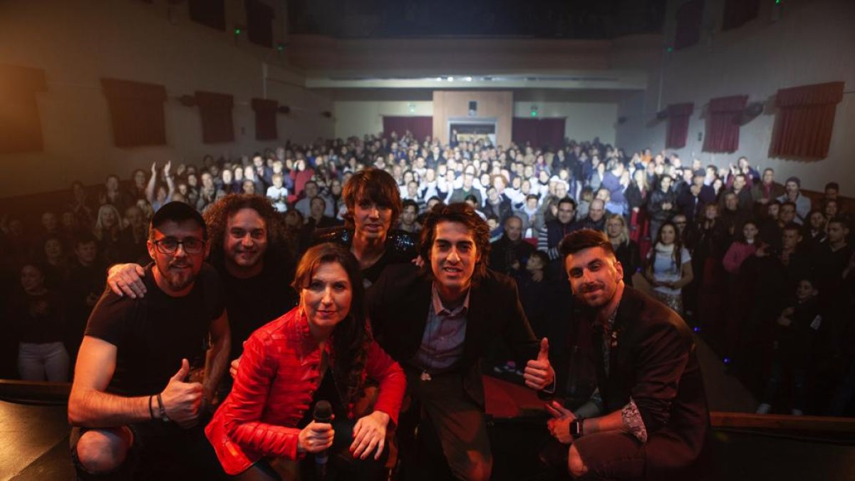 Loli Muñoz y sus músicos durante la presentación de su disco en su pueblo, Tabernas.