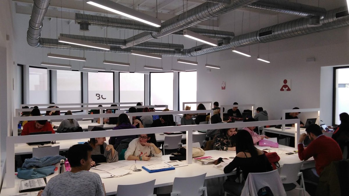 Imagen de la sala de estudio llena