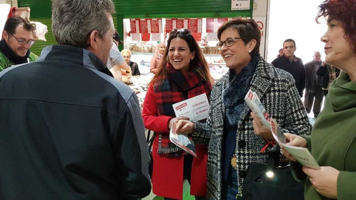 Adriana Valverde, durante una de sus visitas a los barrios.