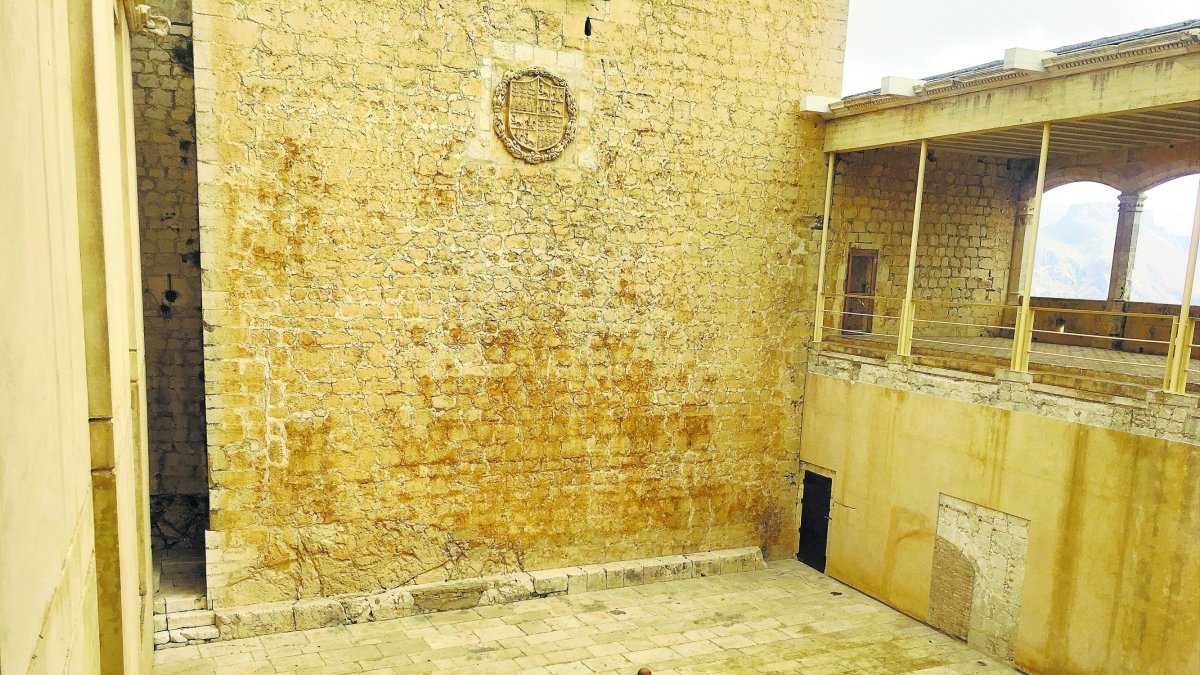 El Patio de Honor del Castillo de Vélez Blanco en su estado actual, pendiente de su reconstrucción.