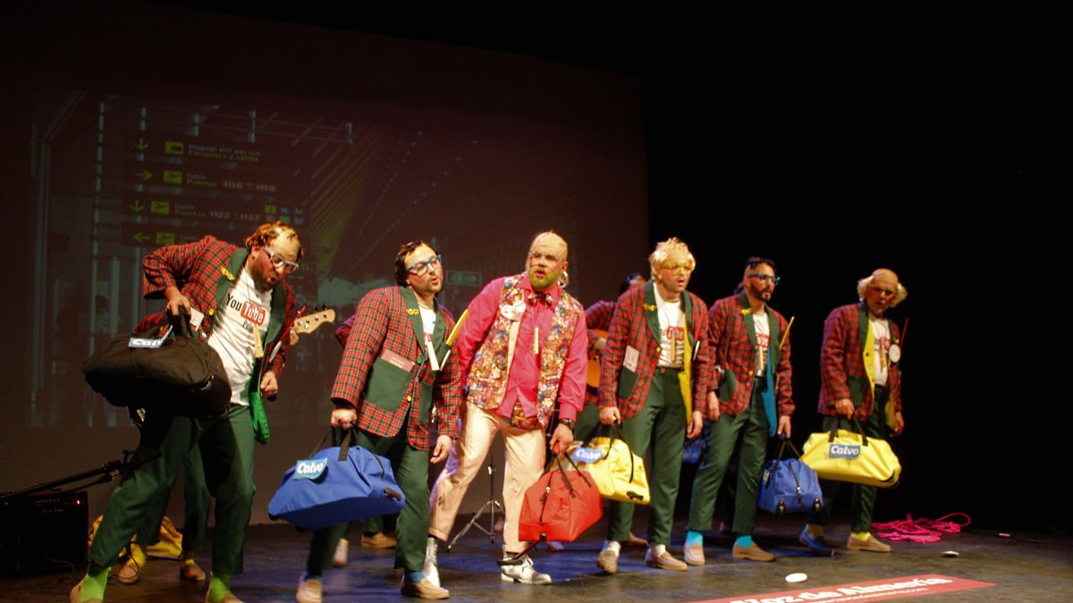 La murga de Berja, Los que salen por los pelos abrió el Concurso de Carnaval.