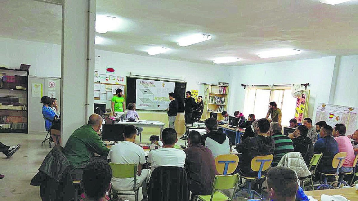 Una de las clases en el interior de la prisión provincial de El Acebuche.