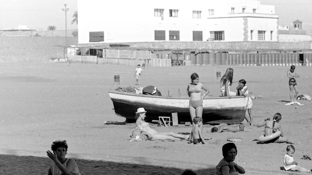 Imagen de la playa de las Almadrabillas a finales de los años sesenta.