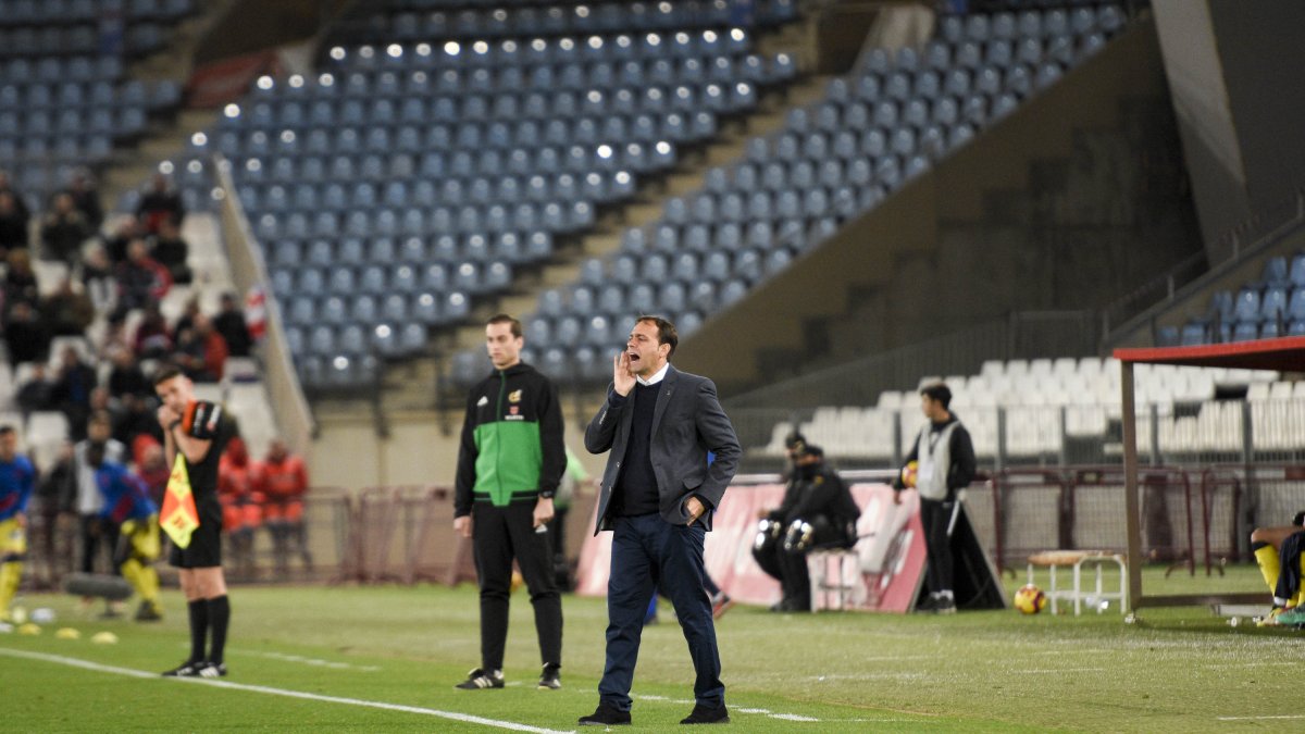 Fran Fernández gritando desde la banda.