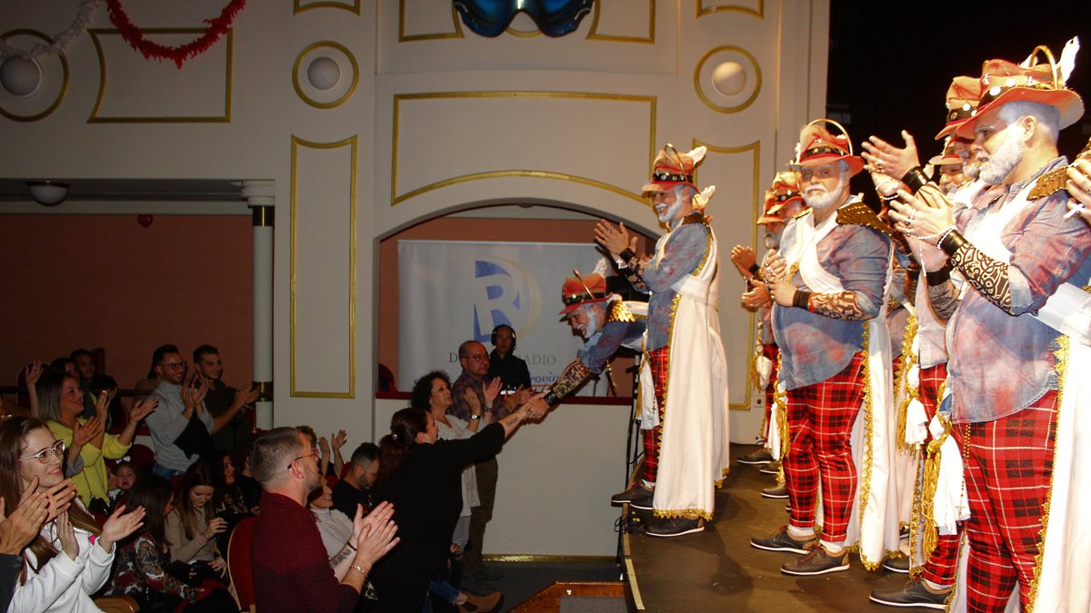 El público premió con una cerrada ovación la actuación de la comparsa de Yunque y Copla Pedro.
