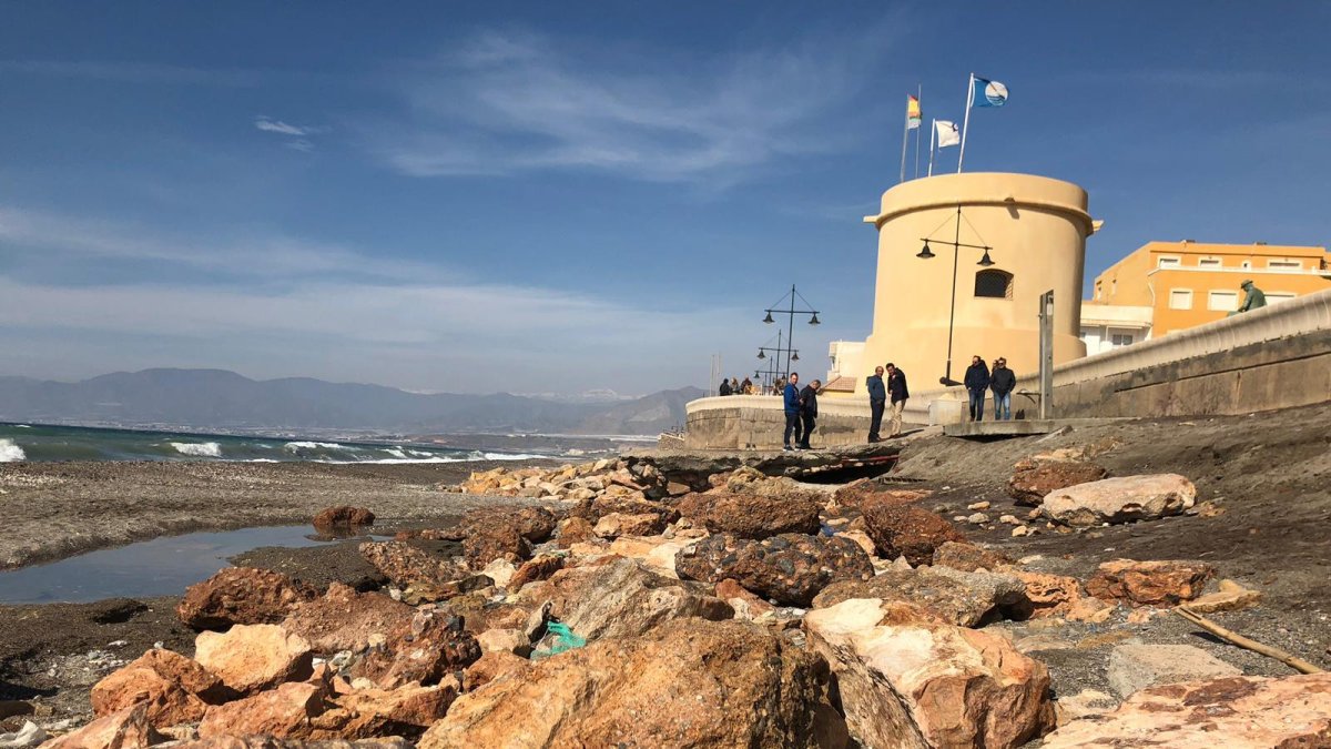 Estado de la playa repleta de piedras y casi sin arena en junto a la torre de Balerma.