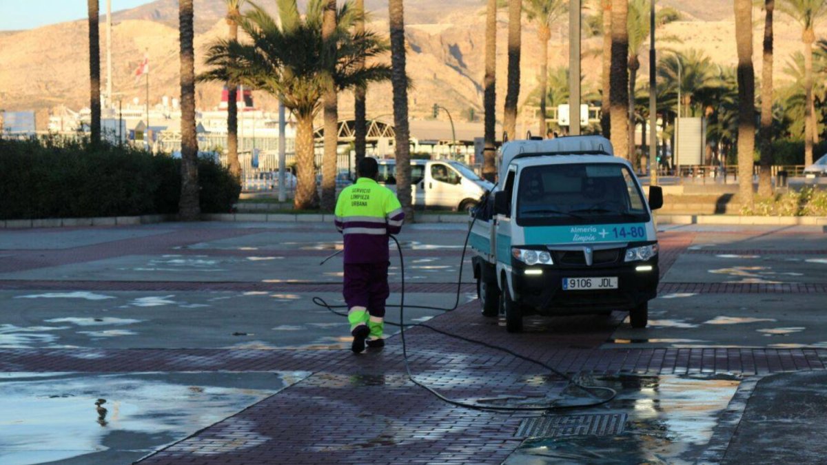 Operario de limpieza en la capital.
