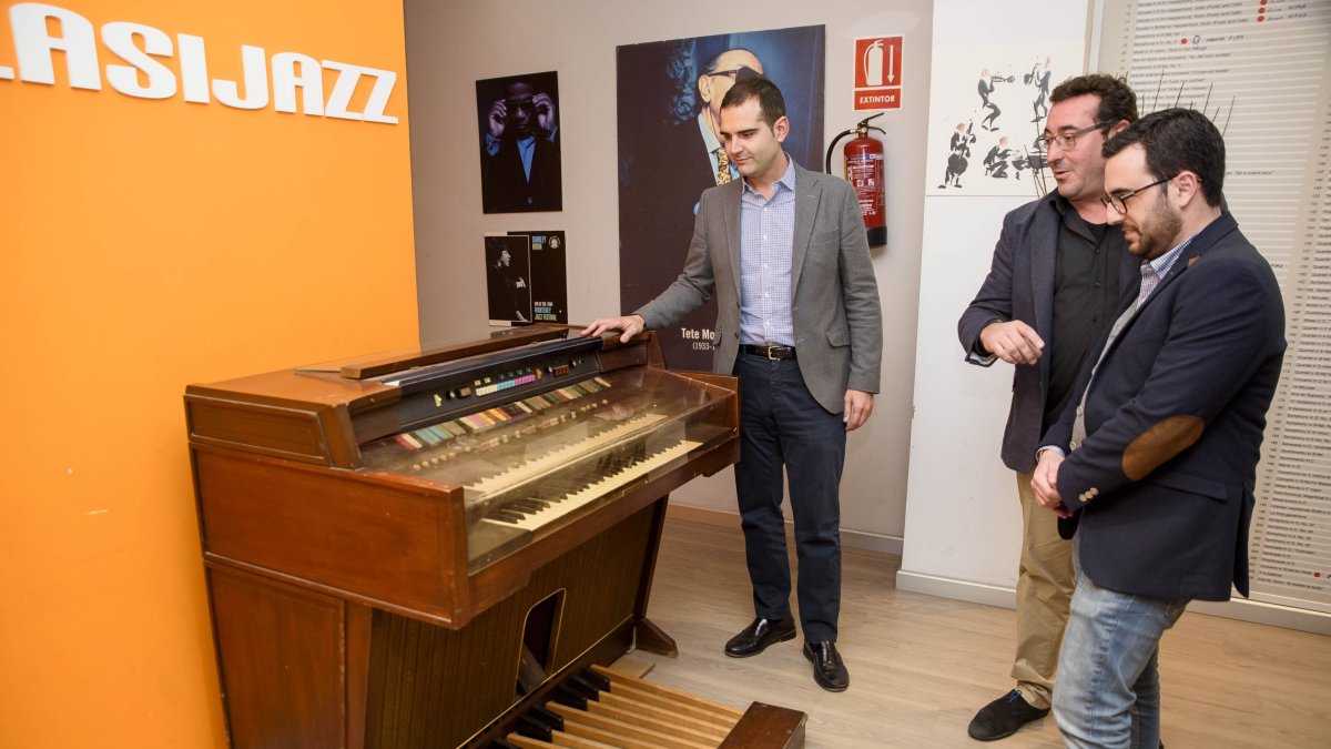Visita a las instalaciones de Clasijazz del alcalde y el concejal de Cultura.
