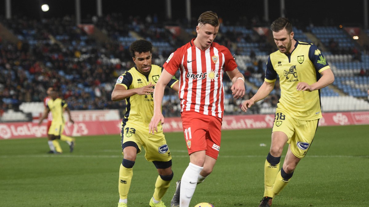 Demirovic pisa el área y tiene cualidades pero...