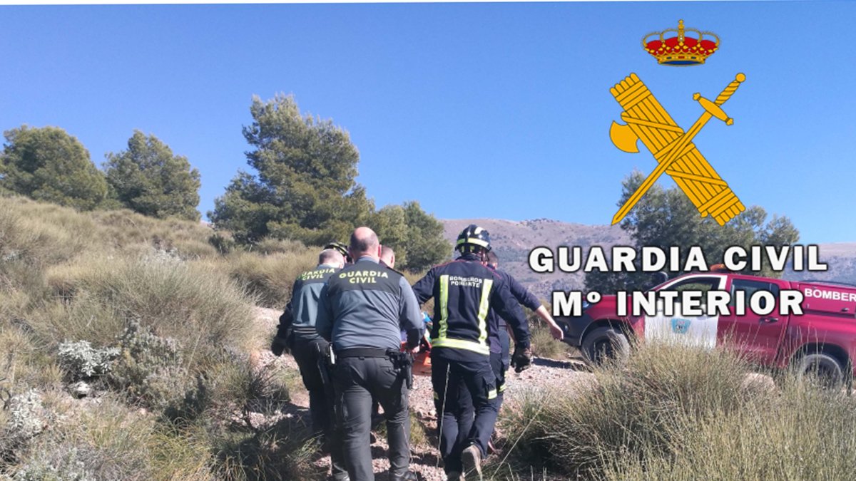 Bomberos y Guardia Civil, durante la evacuación del herido.