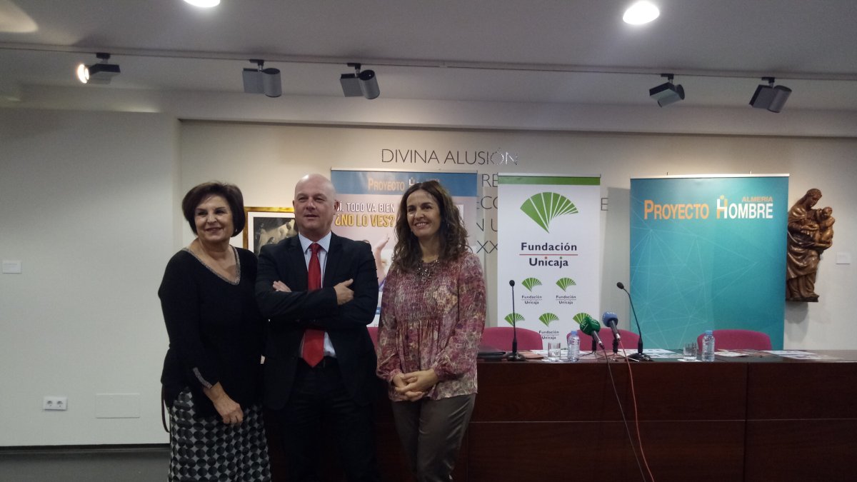 Ana Mazón, directora de Proyecto Hombre Almería (derecha), en la presentación.