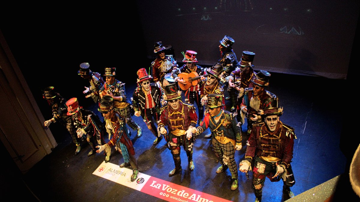 La comparsa Los Indomables durante su actuación en el Teatro Apolo.