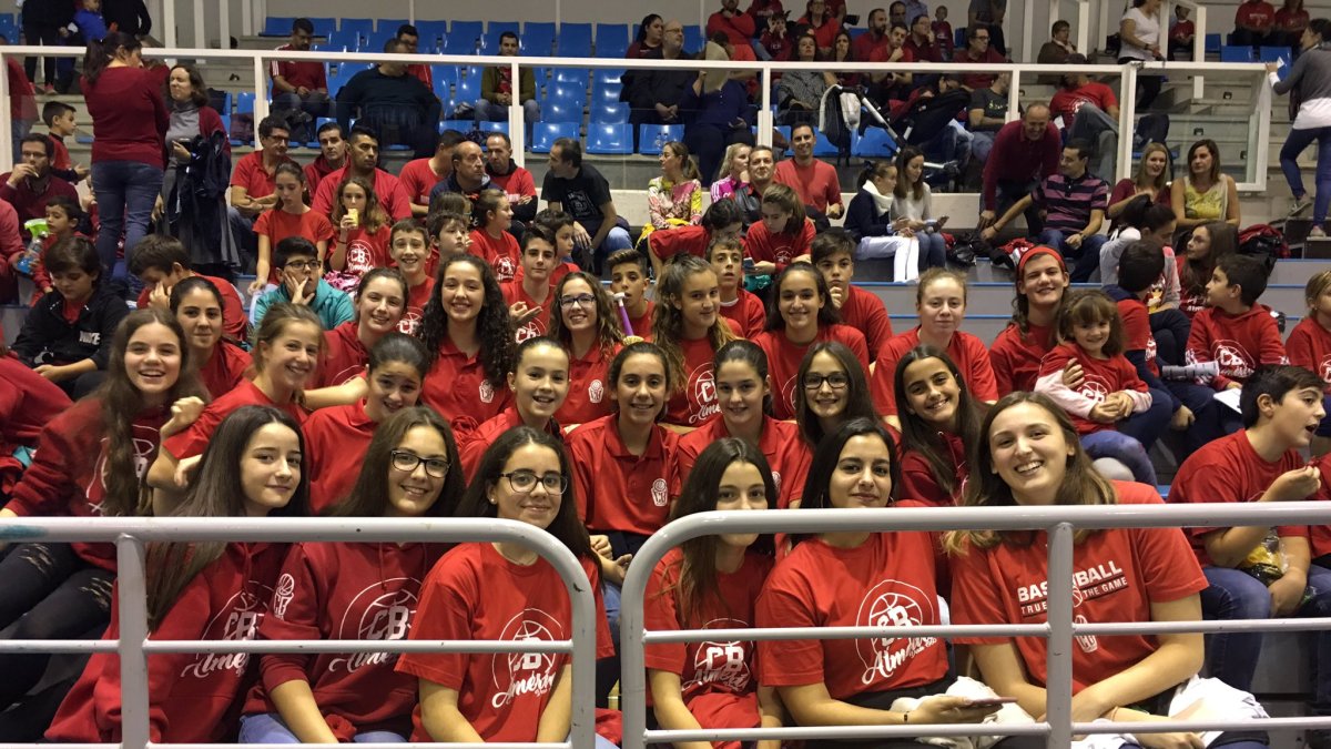 Los aficionados de Almería quieren el mejor baloncesto.
