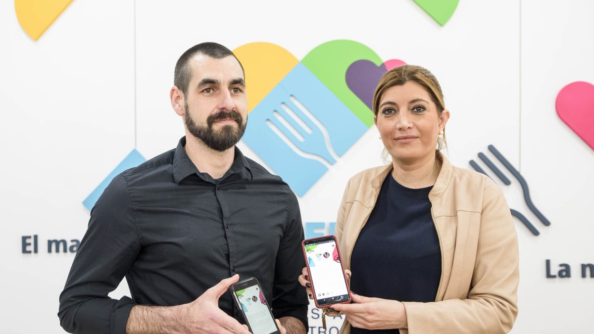 Presentan la app por Manuel Ruiz y Carolina Lafita.