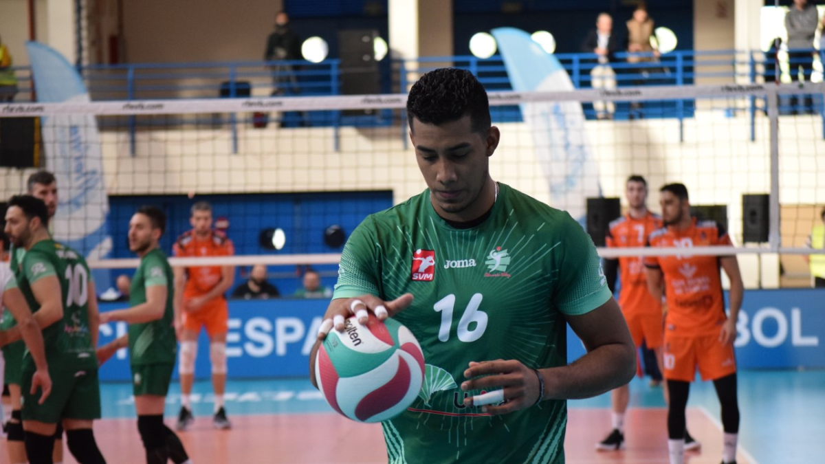 Fayola se prepara para realizar en saque en la final de la Copa.