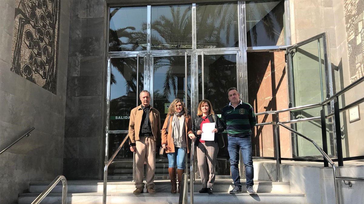 Concejales del PP con la denuncia presentada, en la puerta de la Audiencia.