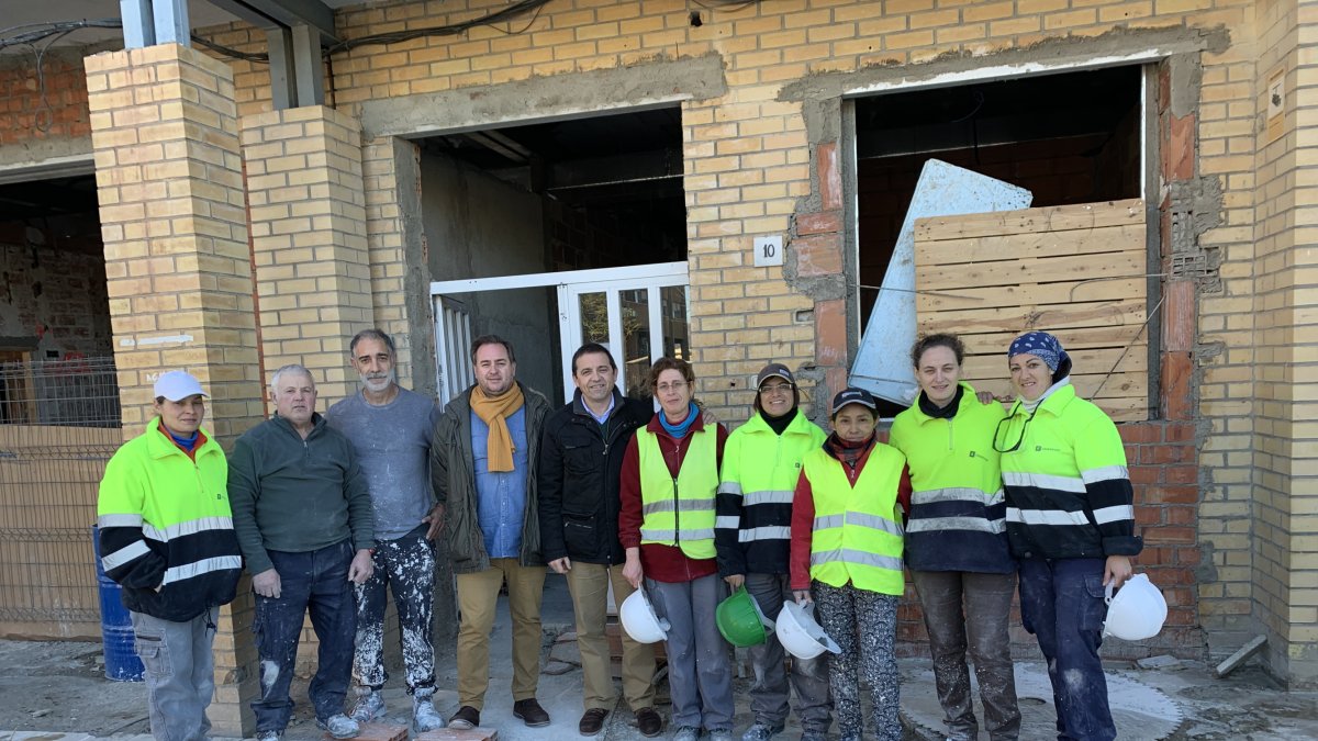 Responsables políticos con trabajadores del Programa de Fomento del Empleo.