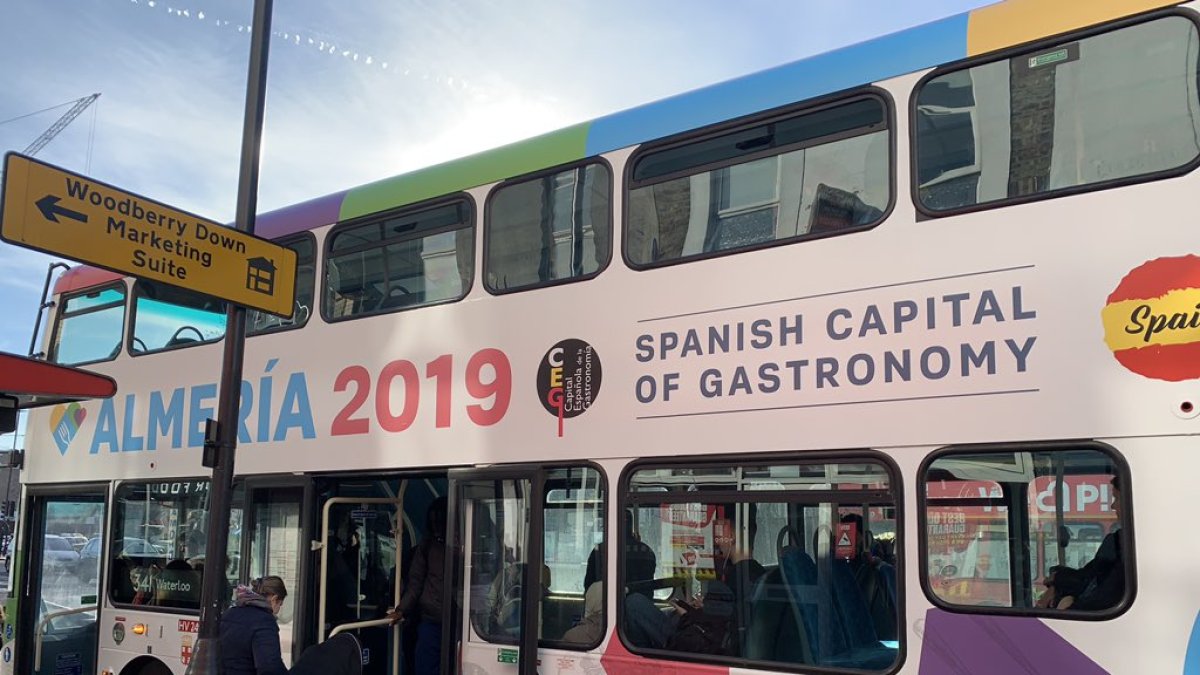 La imagen de la Capitalidad Gastronómica, en un autobús londinense (Foto: @cockneyladn4)
