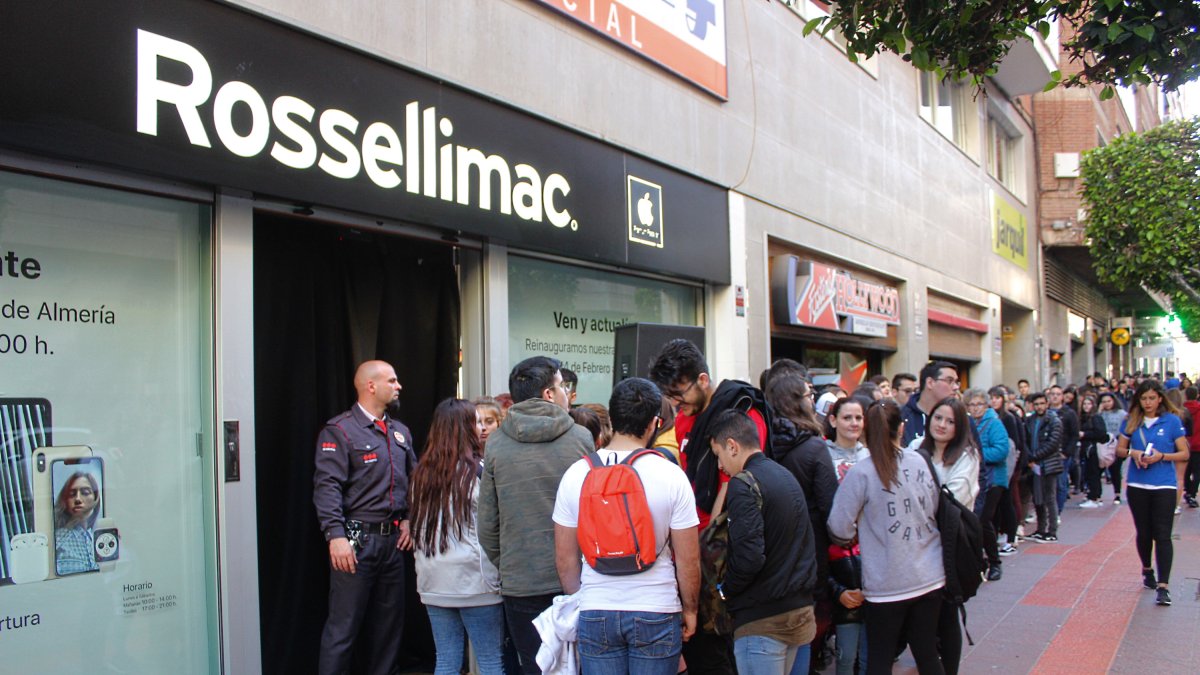 Colas antes de la apertura de la tienda, que ha sido remodelada.