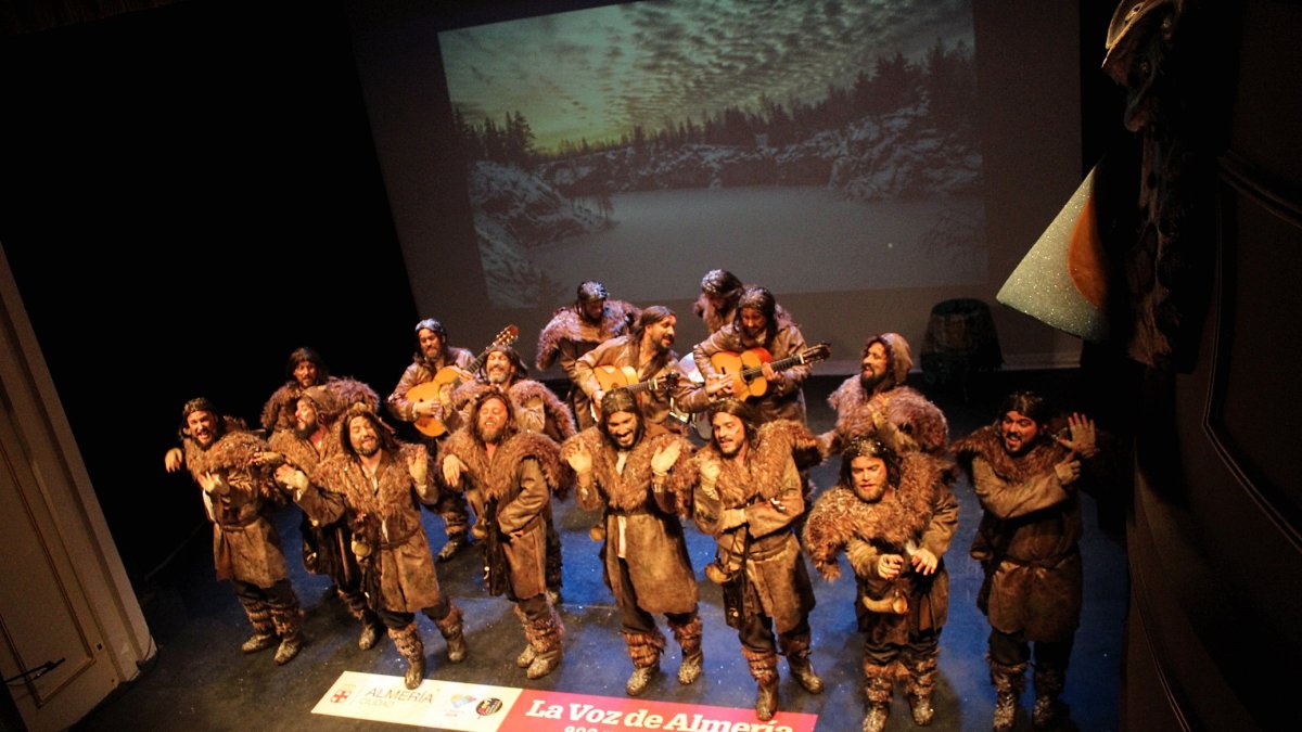 La comparsa El renacido durante su actuación en el Teatro Apolo.