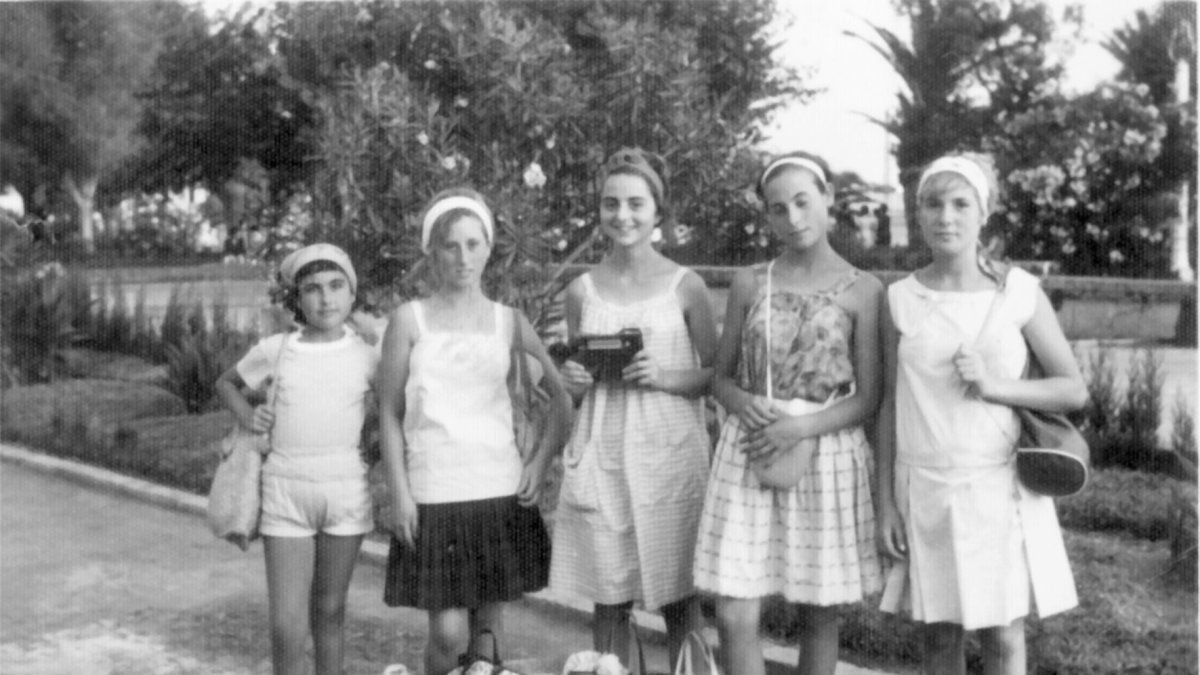 Un grupo de amigas del barrio de la Plaza Pavía cuando era costumbre ir a la playa con un buen equipaje, la radio incluida.