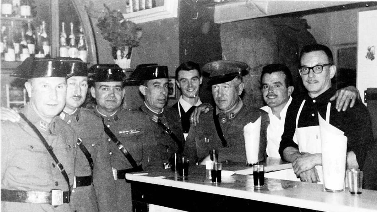 Un grupo de guardias civiles disfrutando del vino de Casa Puga allá por los años sesenta.
