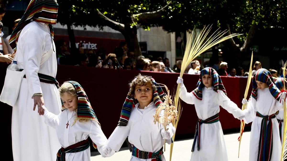 La Hermandad de la Borriquita no será la beneficiada de esta compra, sino que serán para la Catedral.
