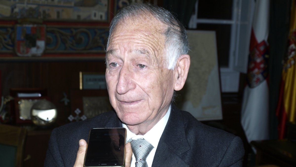 Gabriel Amat atiende a LA VOZ y Cadena SER.