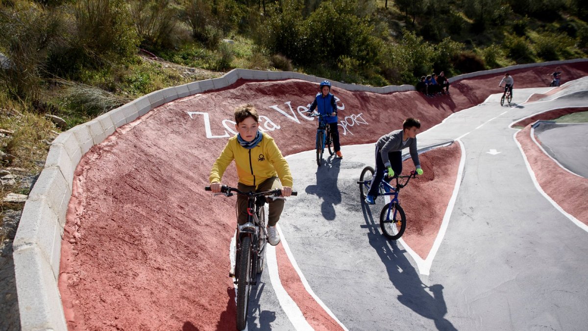 Jóvenes de Macael disfrutando de la nueva pista de ‘Pump Track’.
