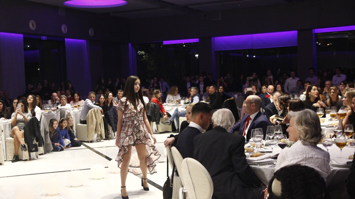 Diferentes momentos de la cena, el desfile solidario y el sorteo de regalos realizado durante la velada.