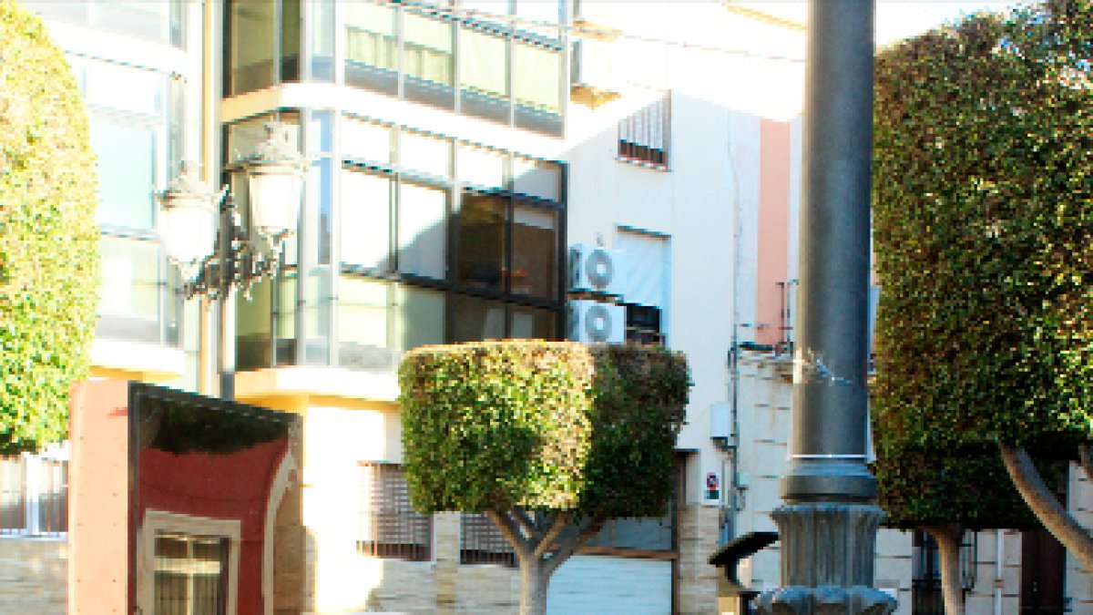 Farolas, fachadas y monumentos se han convertido en urinarios públicos.