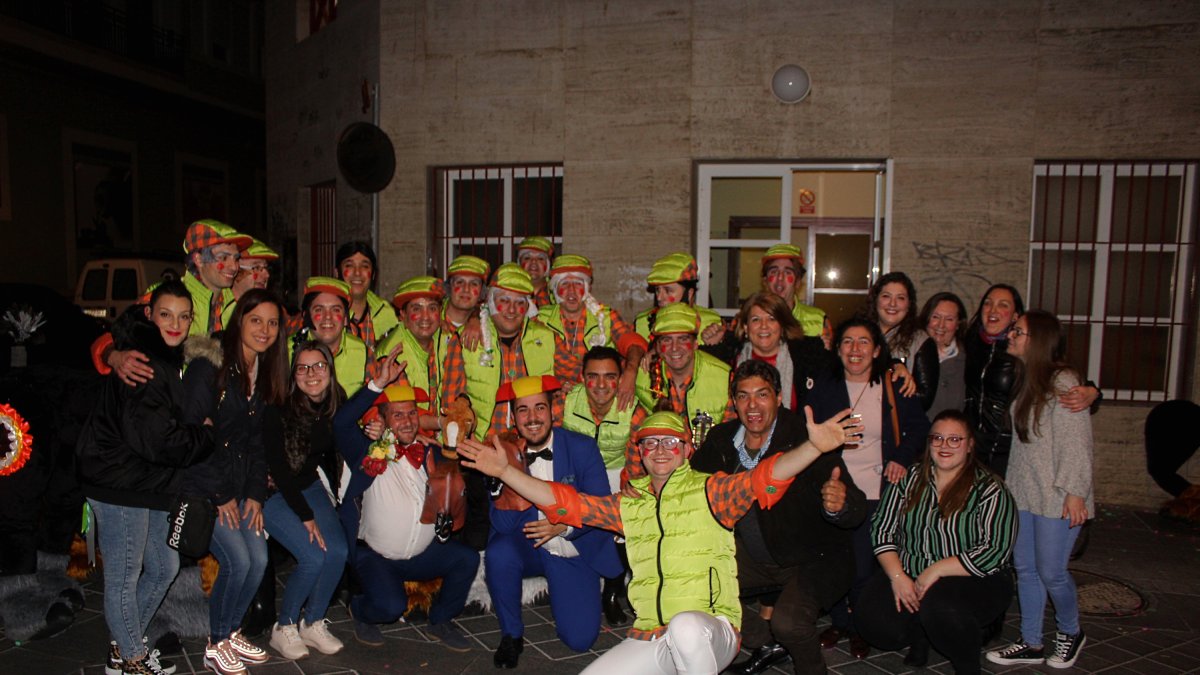 La comparsa de Gádor junto a gadorenses y con su alcaldesa al frente.