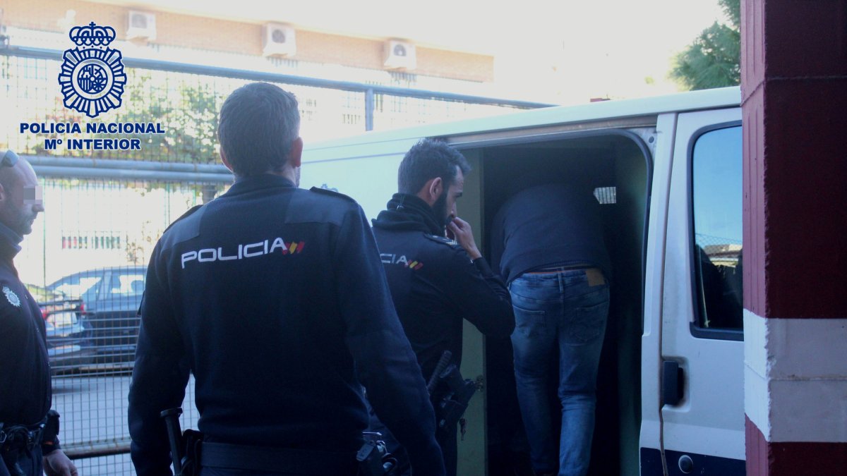 El detenido subiendo al furgón policial.